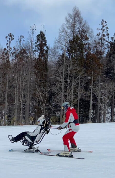 スキーをしている2人